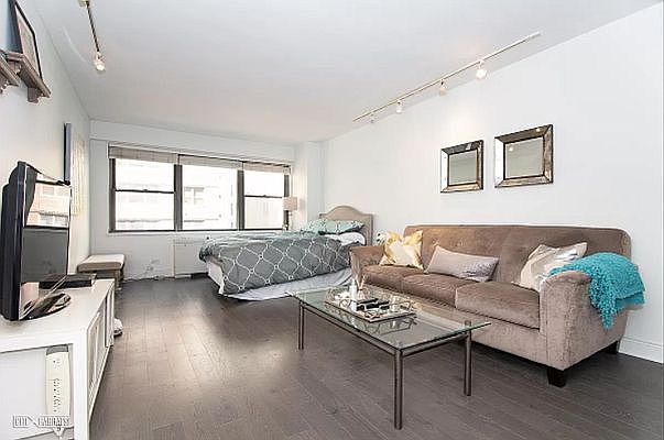 1st image of 10 W 15th St APT 922