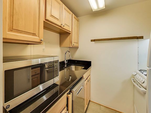 2nd image of 4 Monroe St APT 911