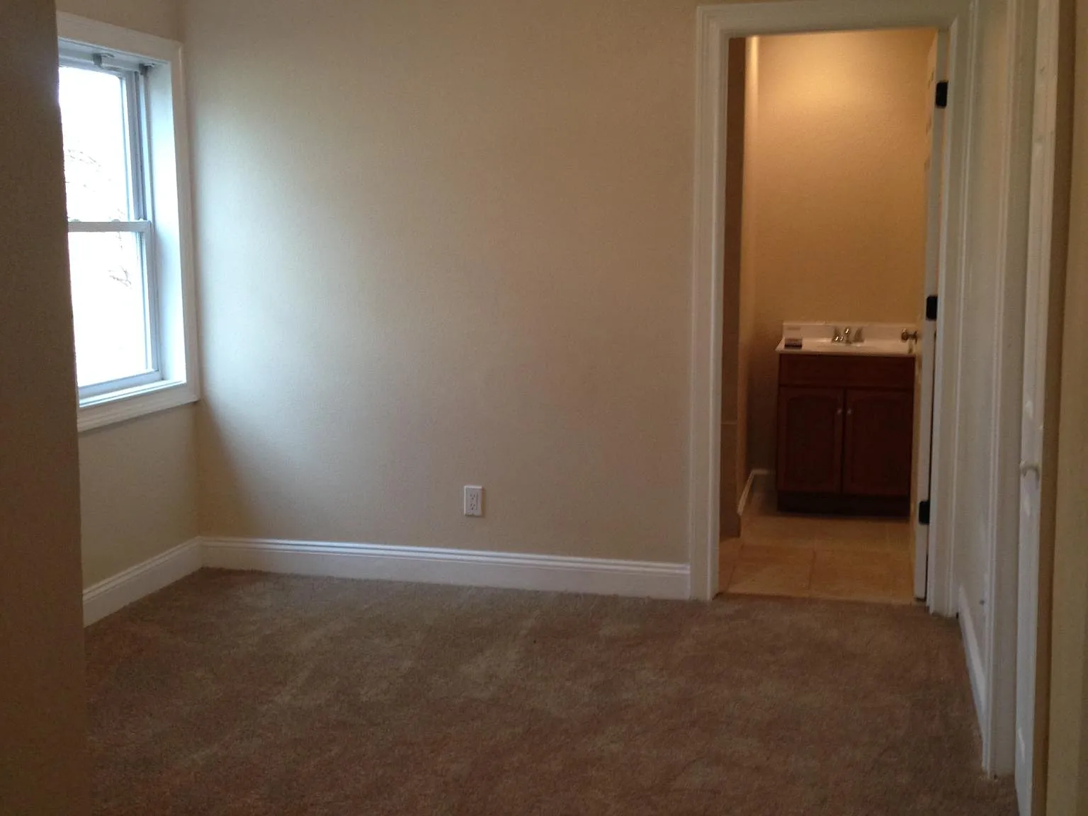4 bed, 1370 sqft, $1,400 — Photo 1