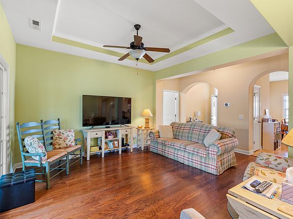 4th image of 237 Cloverleaf Dr.