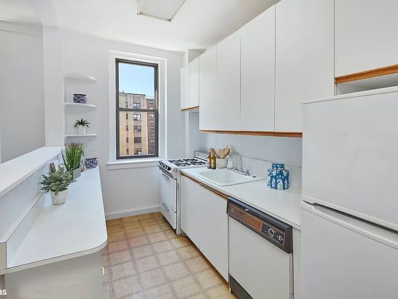 5th image of 111 W 94th St APT 4E