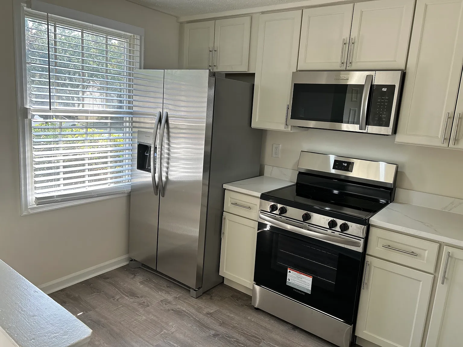 3 bed, 1.5 bath, 930 sqft, $2,595 — Photo 2