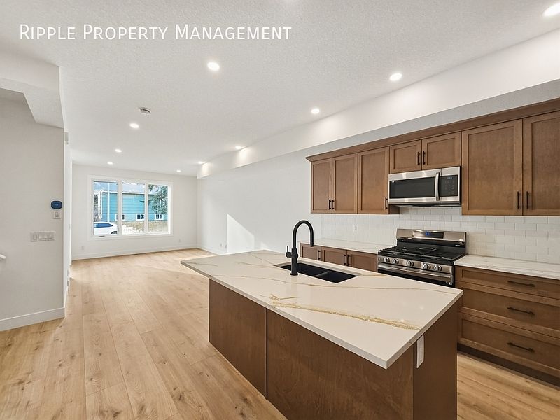 Calgary Townhouse for rent - 3 Bedrooms — photo 3