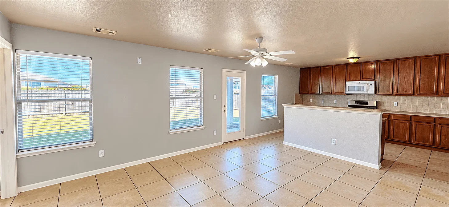 6 bed, 3271 sqft, $2,700 — Photo 4