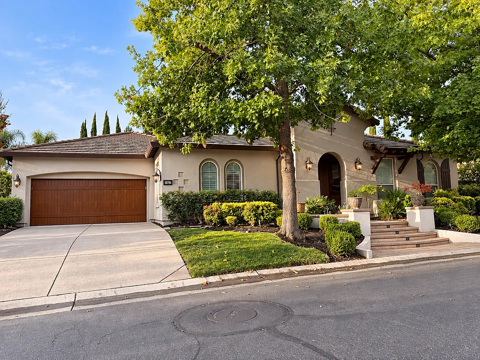 3744 Clubside Ln