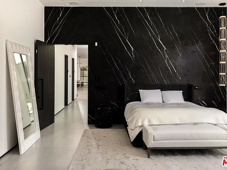 621 N Rodeo Dr — Photo 20