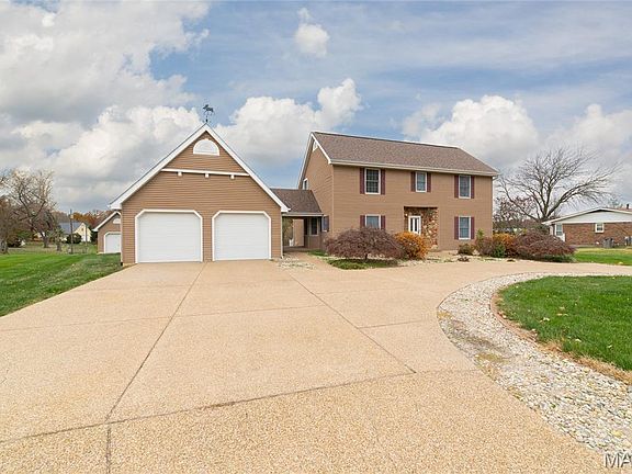 2nd image of 5 Saint Raymond Dr