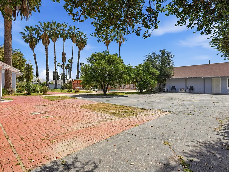 8647 Corbin Ave — Photo 32