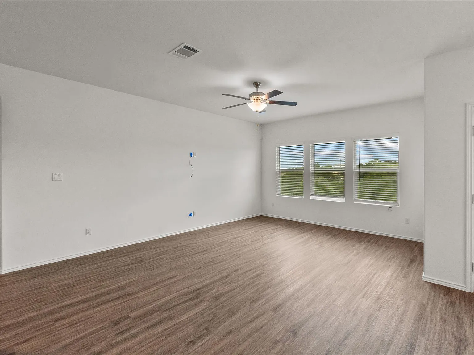 4 bed, 3.0 bath, 2346 sqft, $2,550 — Photo 4