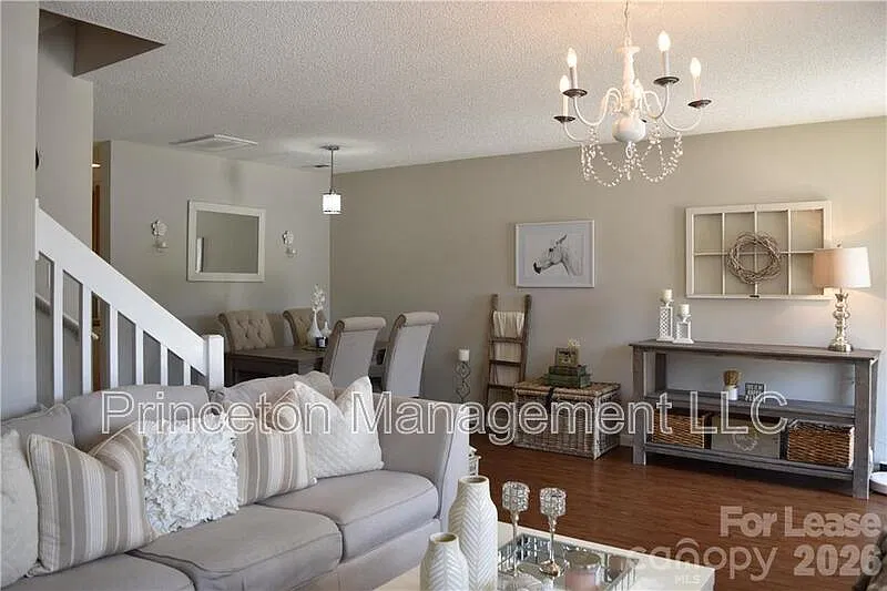 3 bed, 2.5 bath, 1301 sqft, $1,540 — Photo 4