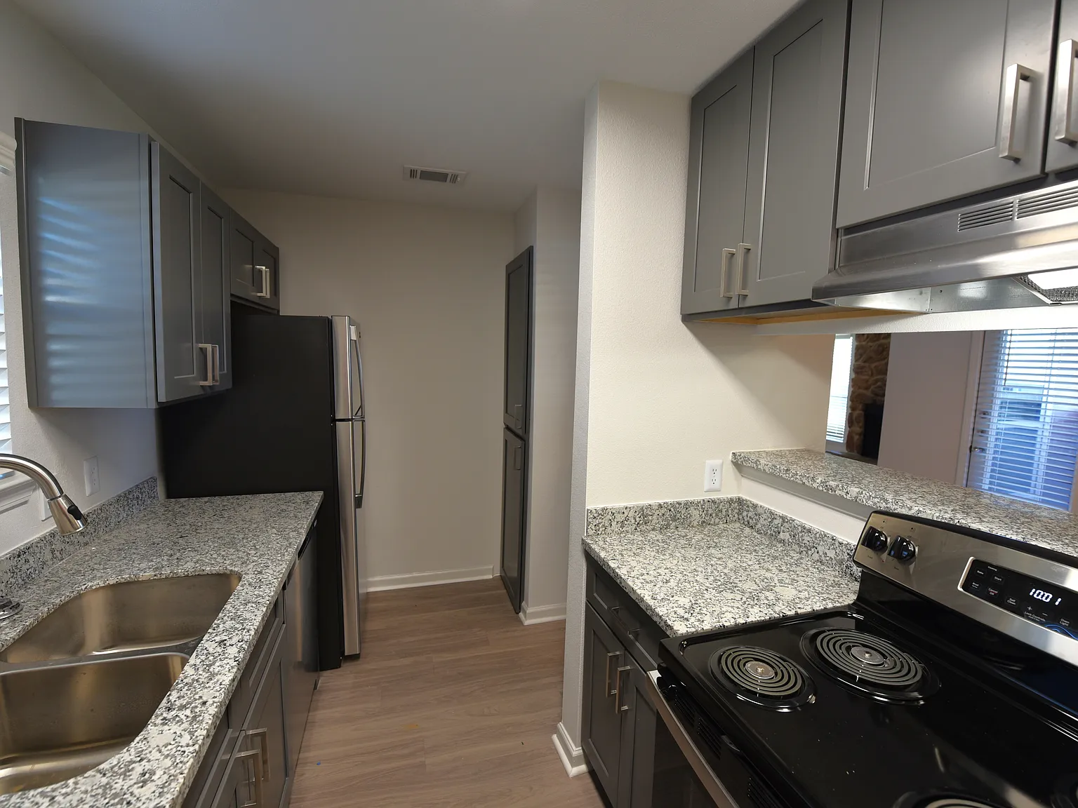 Woodbridge Crossing Apartments — Photo 3