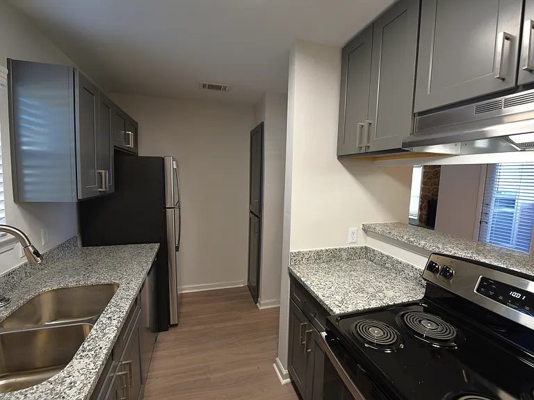 Woodbridge Crossing Apartments — Photo 8