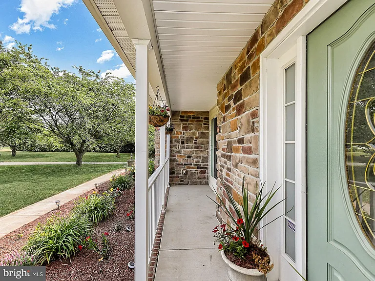 2121 Traceys Rd — Photo 3