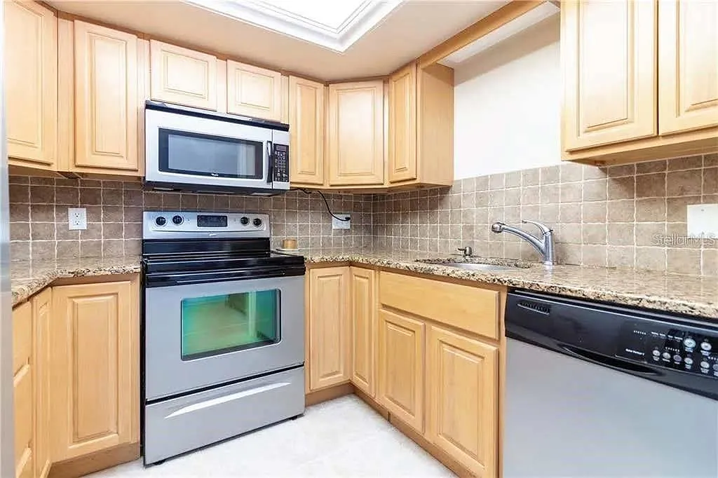 3 bed, 2.0 bath, 1620 sqft, $2,700 — Photo 4
