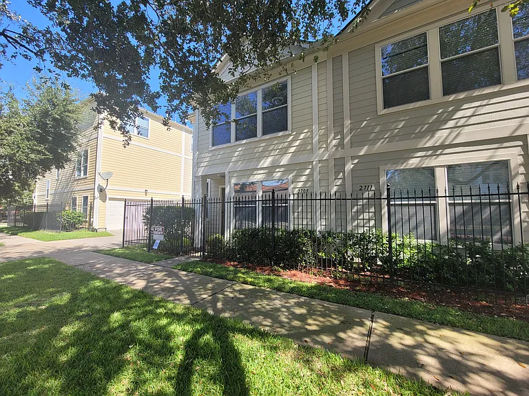 2709 Polk St — Photo 2