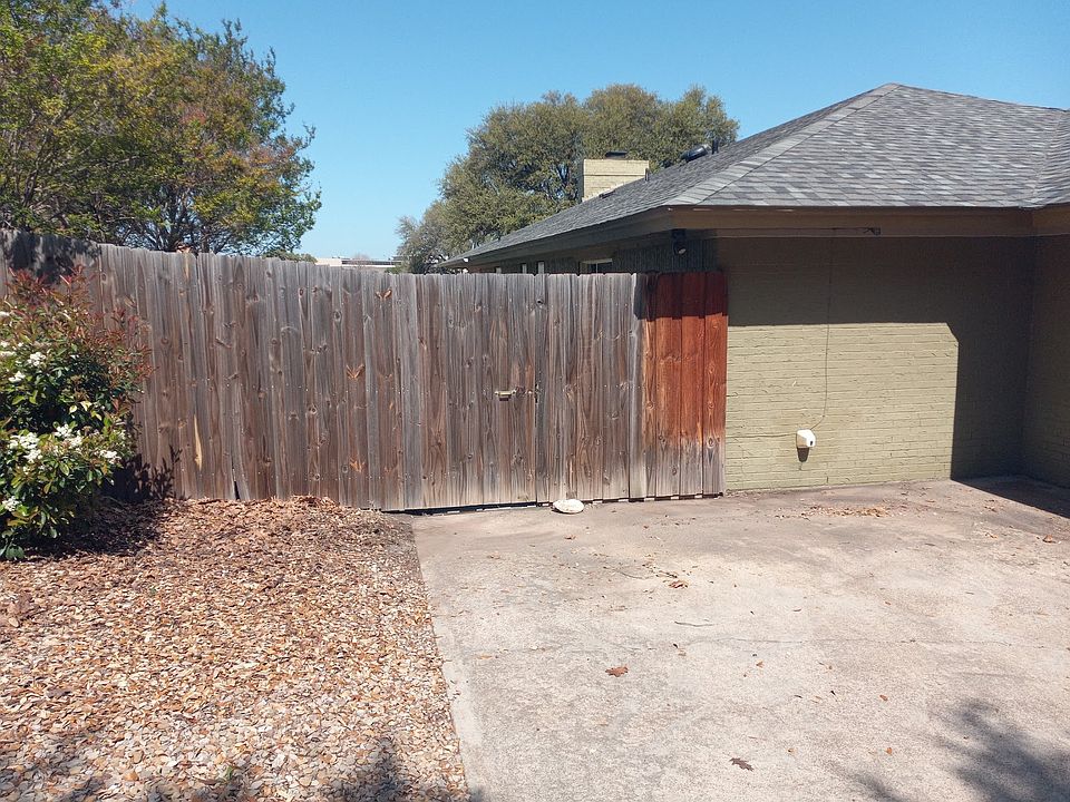 Extra parking and 2 car garage in rear driveway
