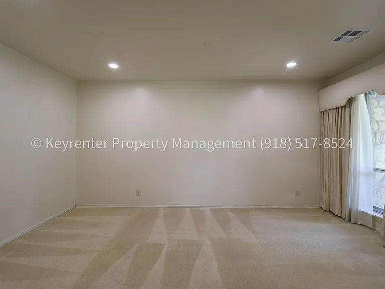 6828 E 47th St S — Photo 10