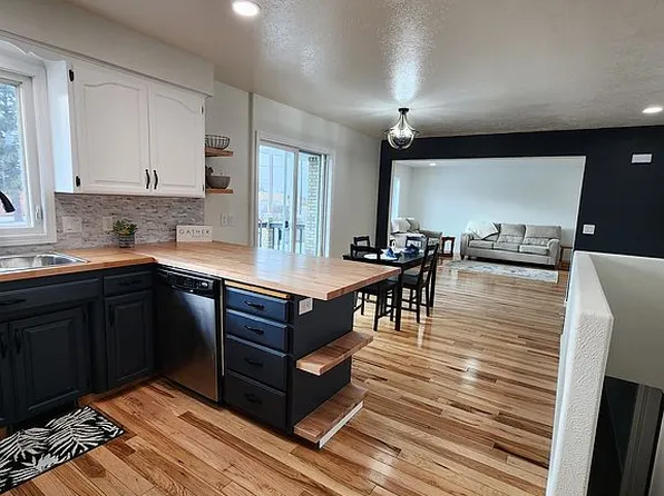 2732 Valley View Ave, Bismarck, ND 58501