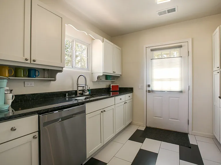 311 Richmond Dr SE — Photo 7