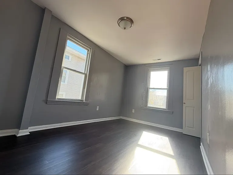 26 Clarence St #2 — Photo 12