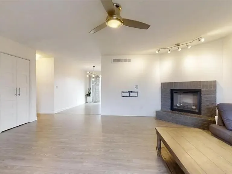 1019 Fox Run Dr — Photo 3