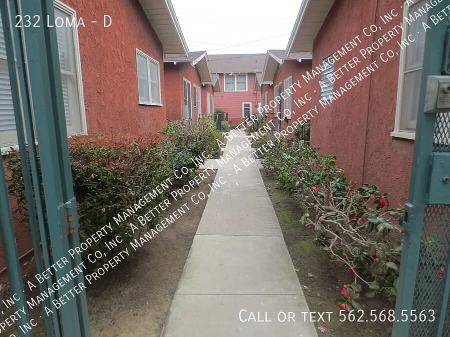 Belmont Heights Cottage - Gated w/Hardwood Floors & Onsite Laundry — Photo 3