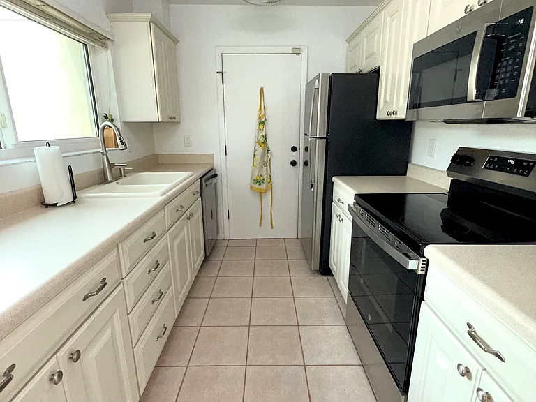 11801 Foxrun Ln — Photo 3