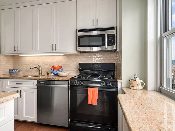 3rd image of 250 E 87th St APT 27F