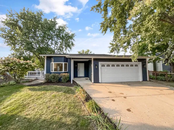 327 Oakwood Dr, Shoreview, MN 55126