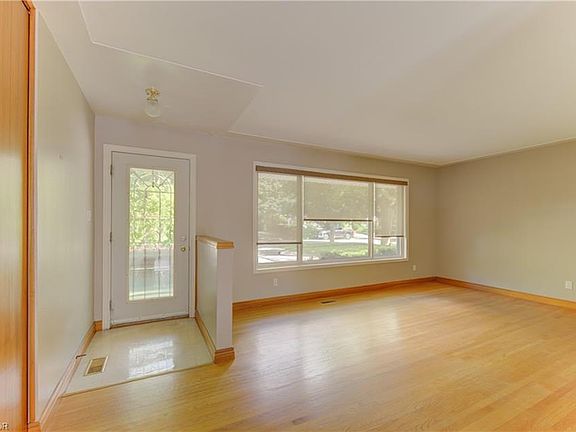 4th image of 209 Dixie Cres