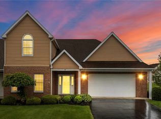 24 Manor Dr, Grove City, PA 16127