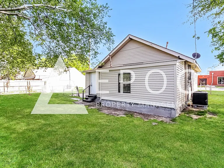 705 E Hughbert St — Photo 3
