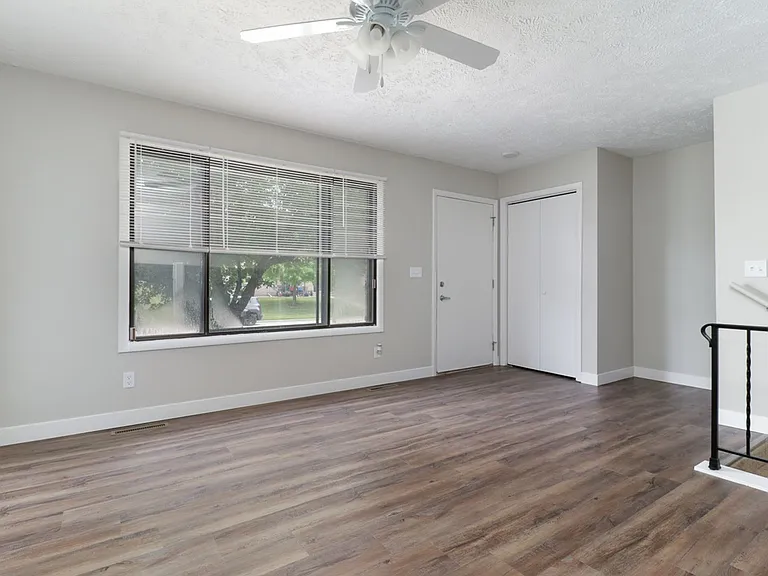 111 N Orr Dr — Photo 3