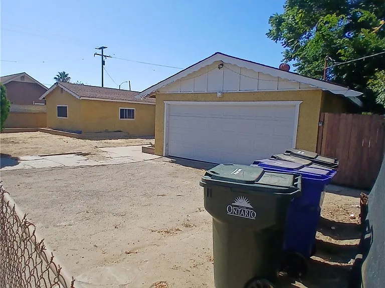 652 E Belmont St — Photo 4