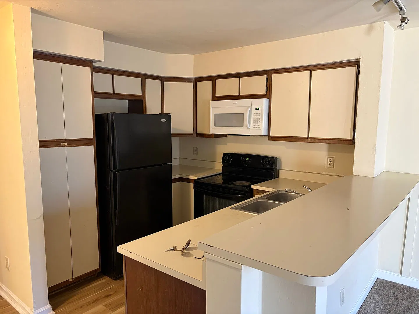 1440 Seneca Dr — Photo 2