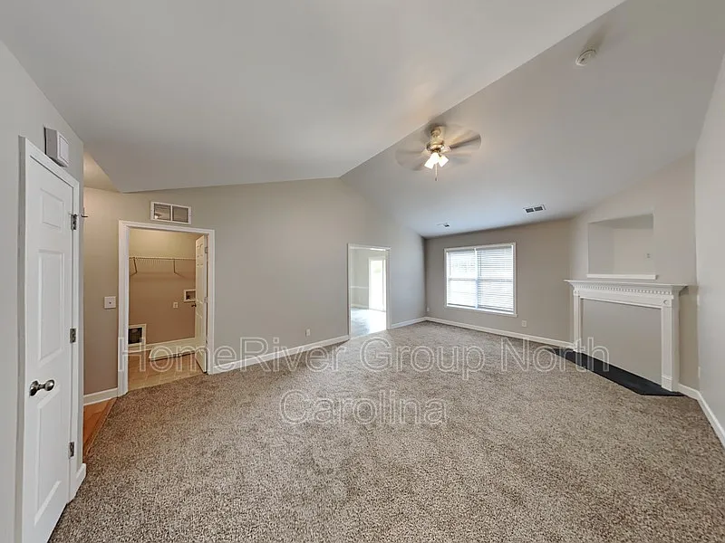 3 bed, 2.0 bath, 1238 sqft, $1,710 — Photo 3