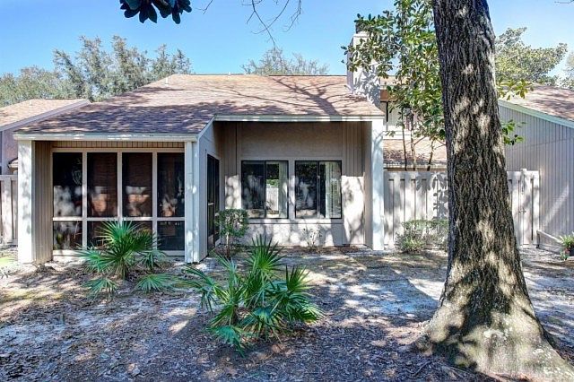 1st image of 800 Bay Dr APT 26