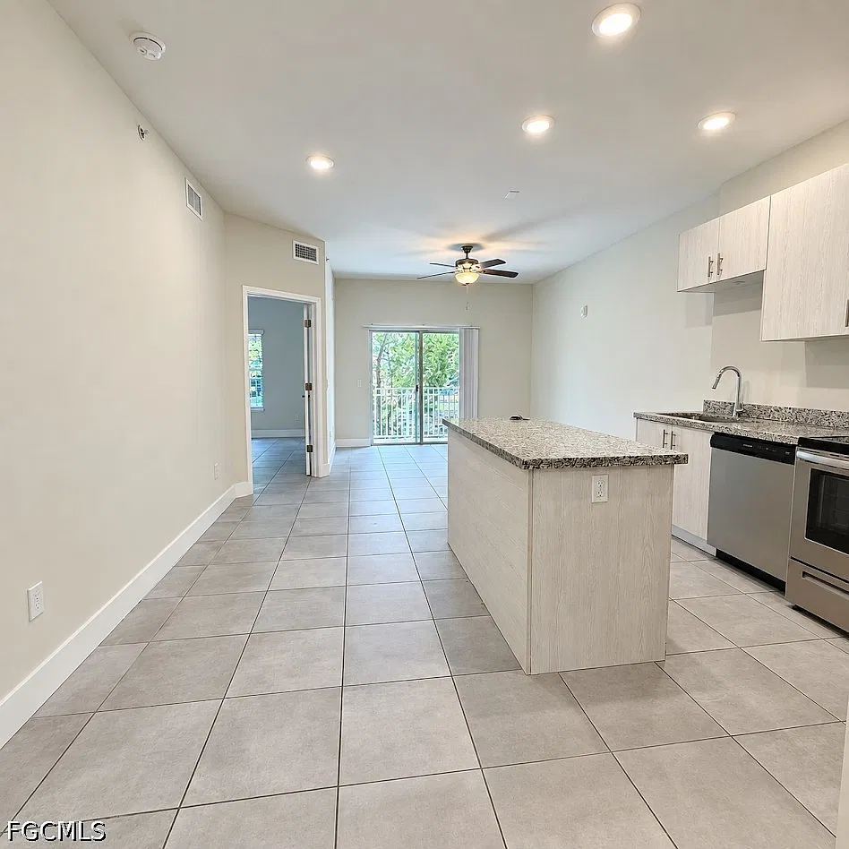 2 bed, 2.0 bath, 910 sqft, $1,295 — Photo 1