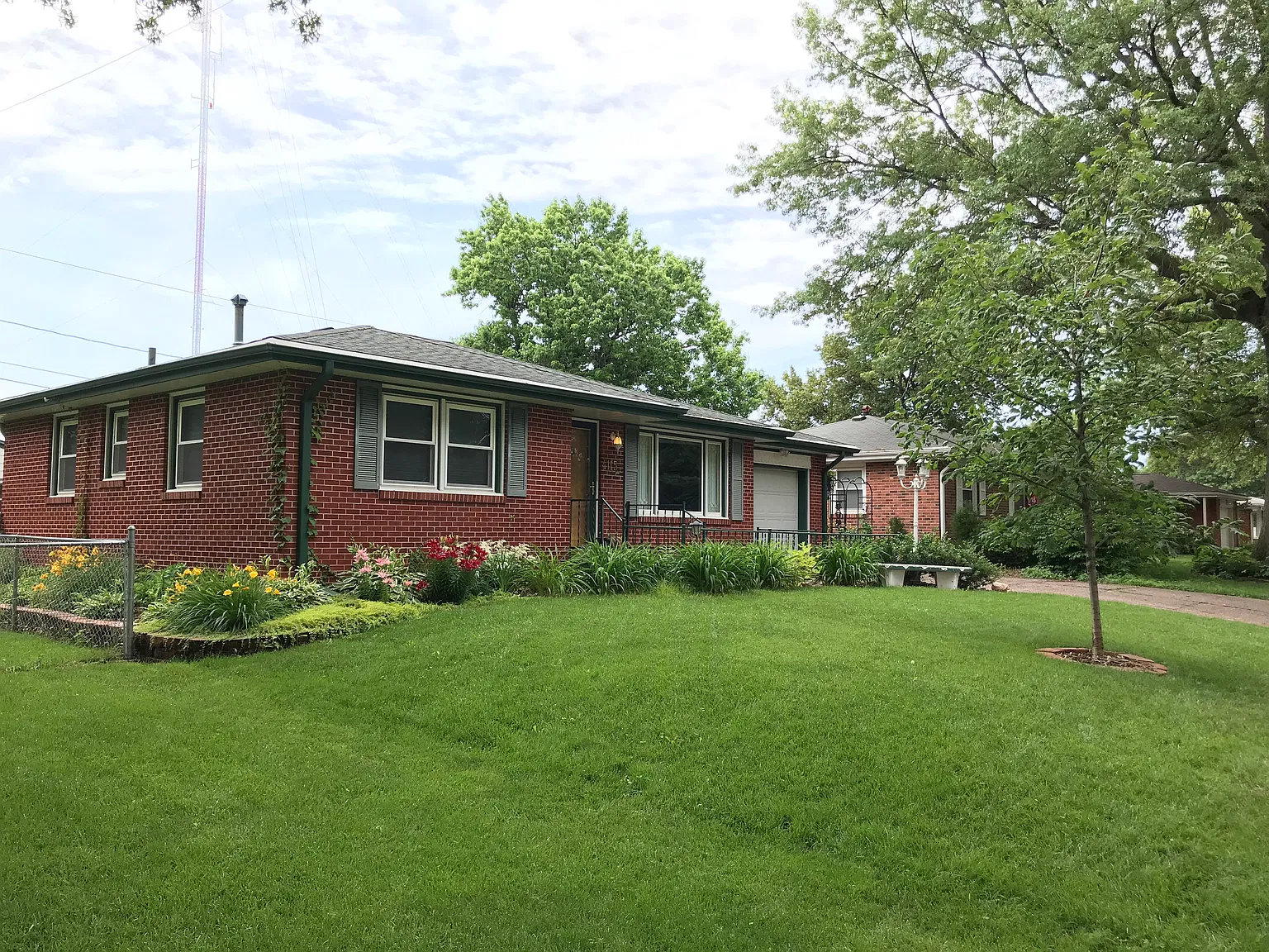 2 bed, 921 sqft, $1,600 — Photo 2