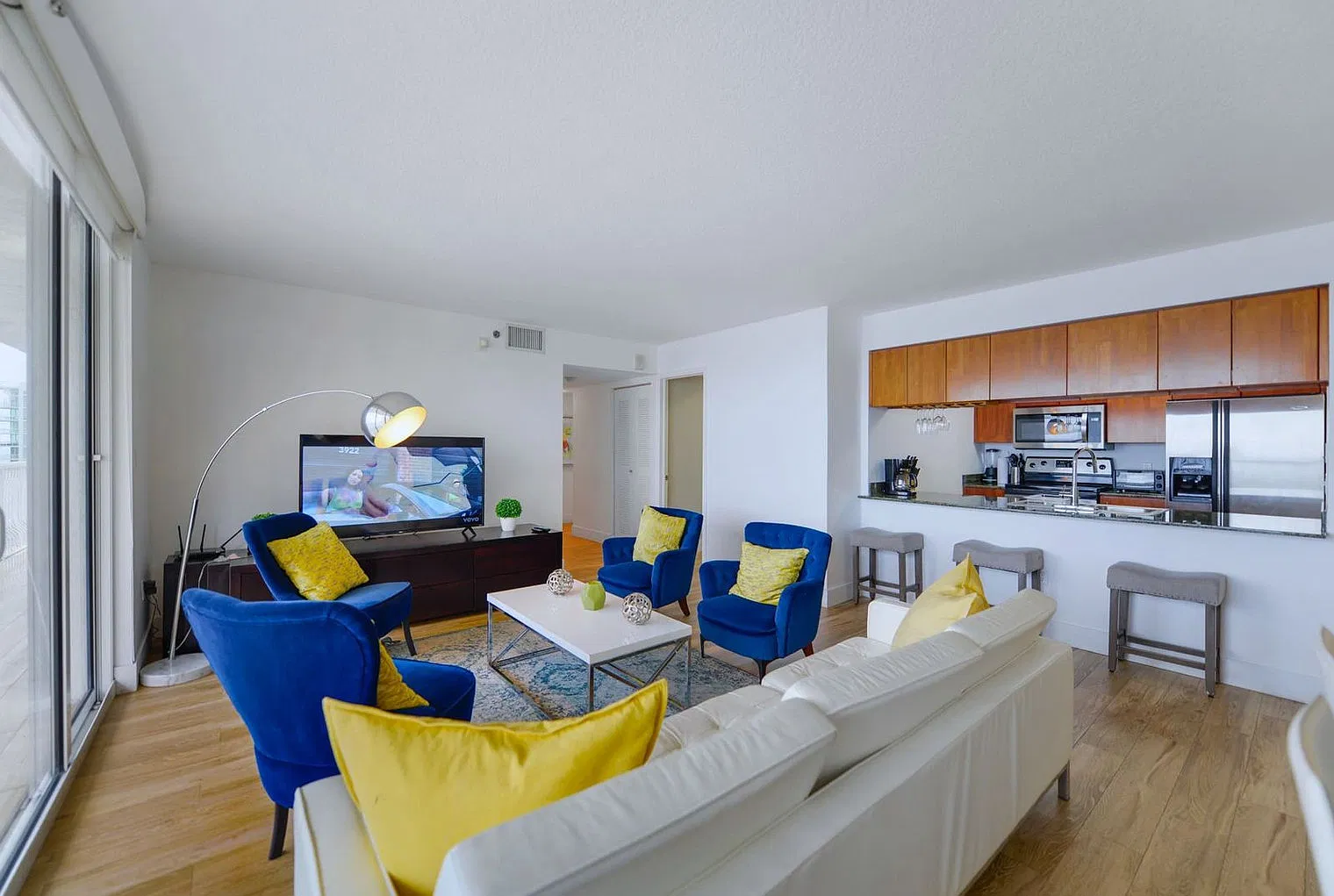 3 bed, 2.0 bath, 1097 sqft, $7,713 — Photo 2