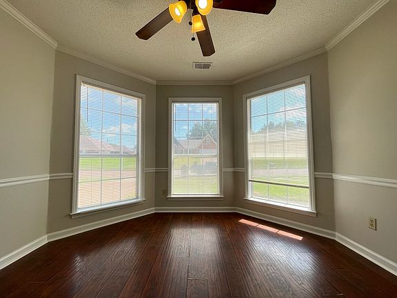 4th image of 3943 Oak Forest Dr
