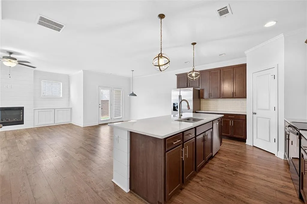 3 bed, 2.5 bath, 2021 sqft, $2,250 — Photo 4