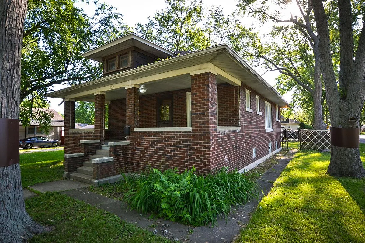 322 Barr Elms Ave photo 1