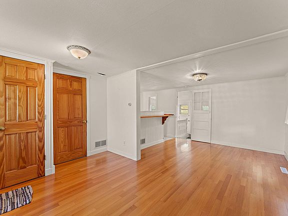 3rd image of 415 Chestnut St E