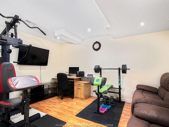 4th image of 1020 Peach Blossom Cres