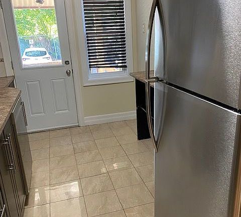 5th image of 570 Gladstone Ave #1