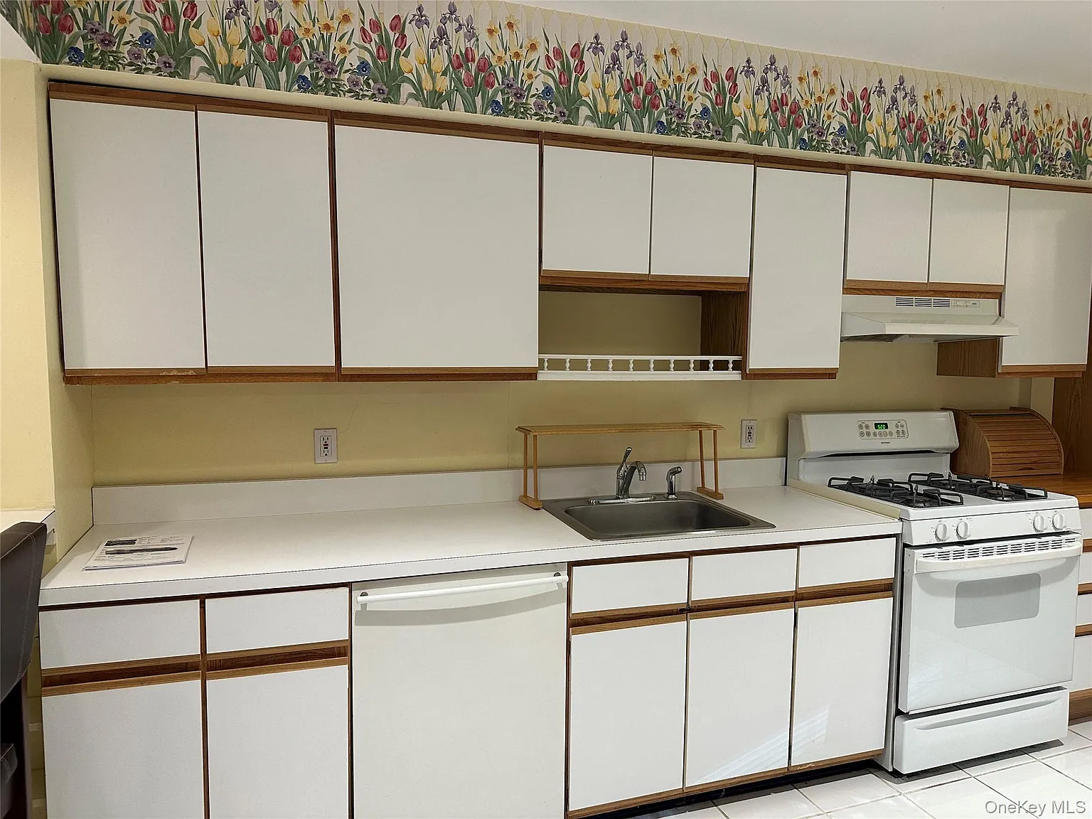 3 bed, 1.0 bath, 1817 sqft, $3,300 — Photo 2
