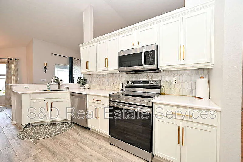 3 bed, 2.0 bath, 1867 sqft, $2,300 — Photo 4