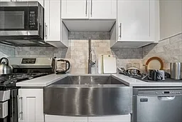 3 bed, 1.0 bath, 1000 sqft, $2,900 — Photo 3