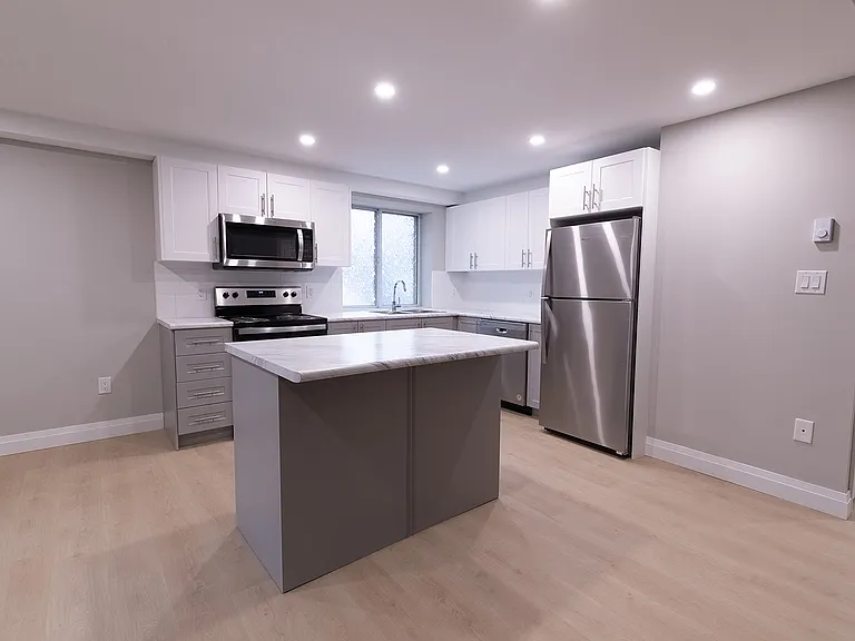 349 Queenston St — Photo 11
